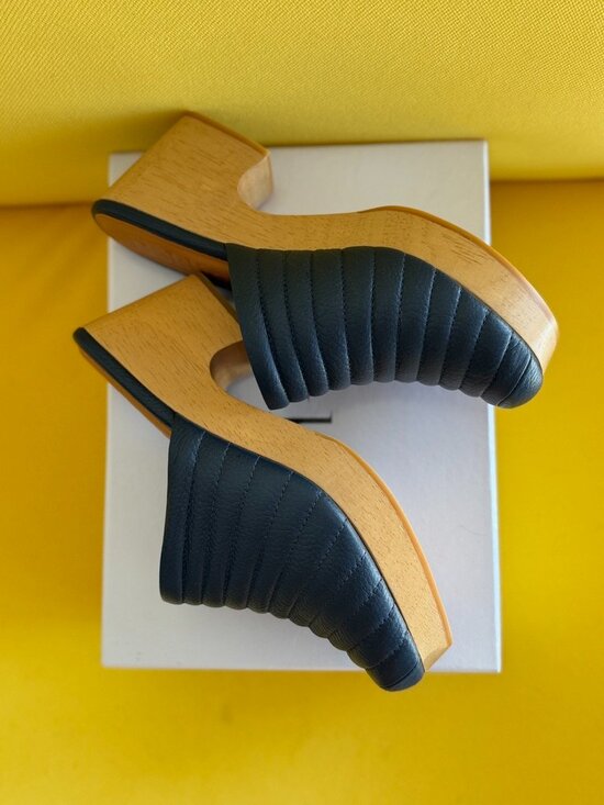 Beklina Shoes - Beklina classic ribbed leather, closed-toe clogs, 9.5, navy